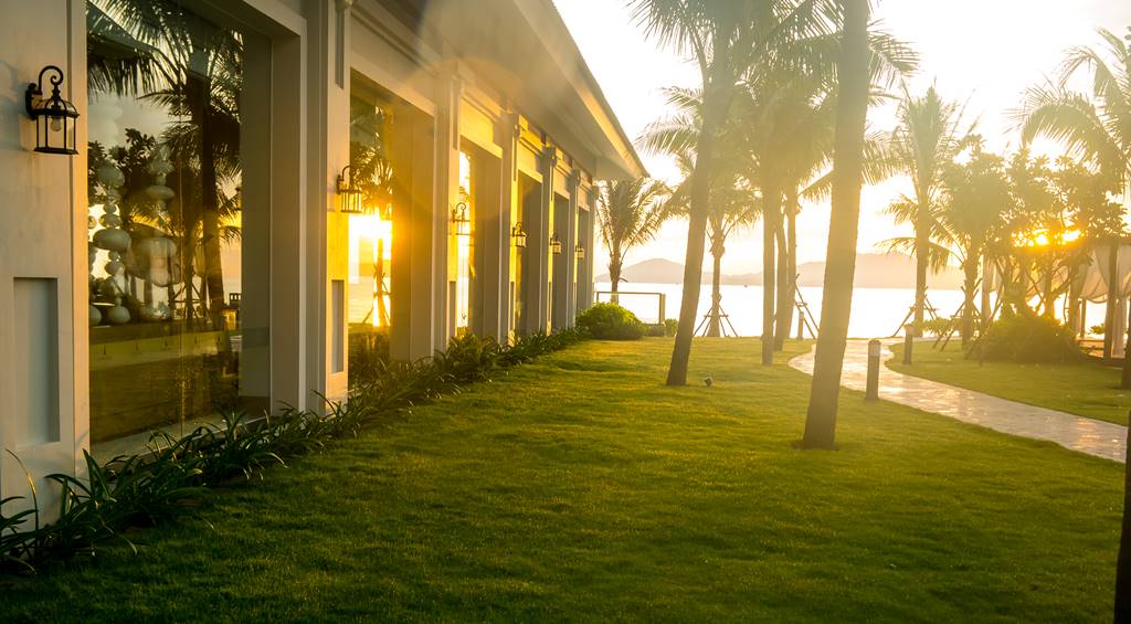 빈펄 호이안(Vinpearl Hoi An) 리조트의 일출-수영장을 담다