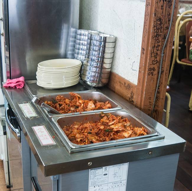 용인 신갈 총각칼국수 내부 김치통-7284