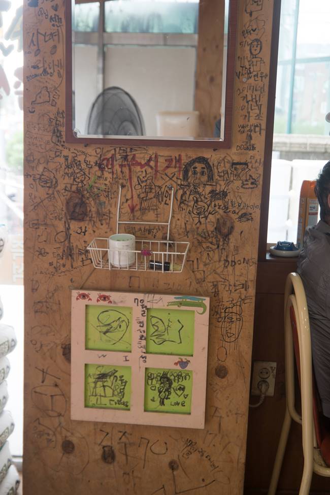 용인 신갈 총각칼국수 내부 낙서-7288