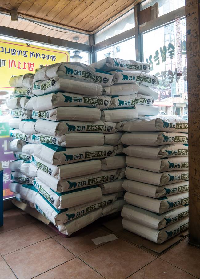 용인 신갈 총각손칼국수 내부 밀가루포대를 식당안에 그냥 쌓아놓은 모습