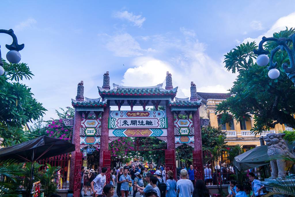 호이안 광둥 회관 안쪽에서 바라ㅗㄴ 입구 엄청난 인파-5579