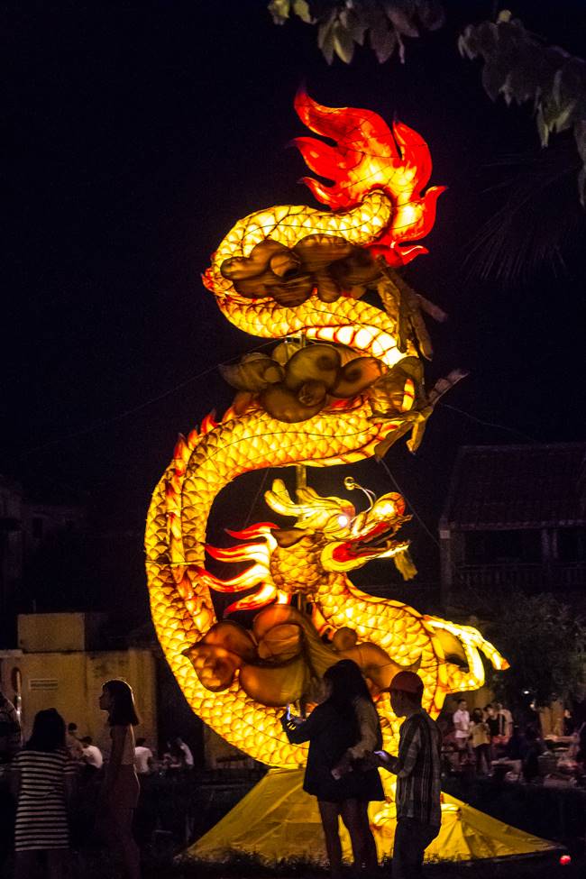 호이안 야시장 - 강변 조형물