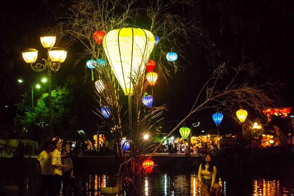 야시장 옆의 강변을 따라 조성된 강변 조형물