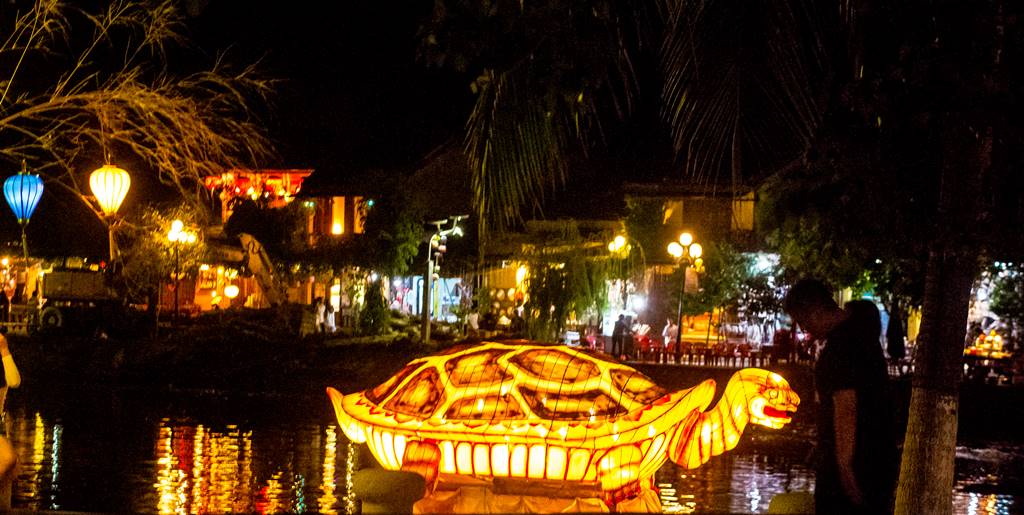 야시장 옆의 강변을 따라 조성된 강변 조형물