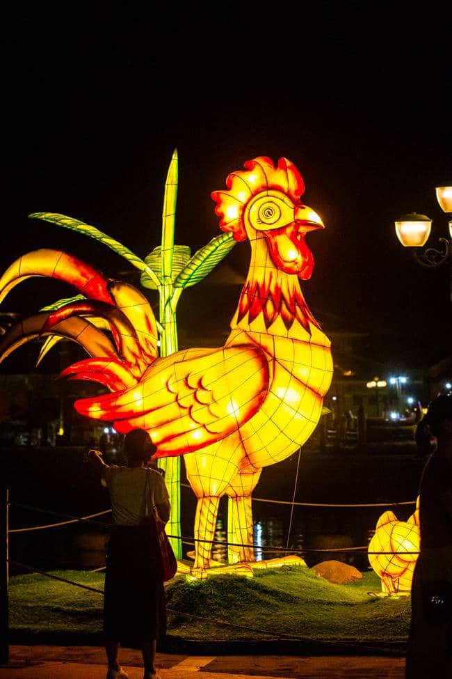 호이안 야시장 - 강변 조형물 -2