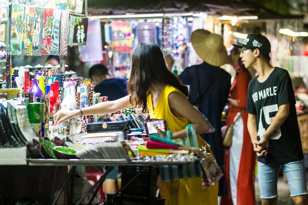 호이안 야시장 노점에서 쇼핑하는 모습 02
