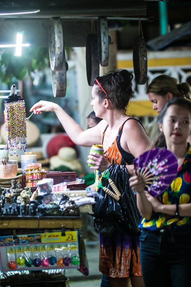 호이안 야시장에서의 쇼핑