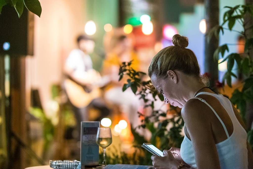 호이안 야시장 - 라이브 뮤직과 스마트폰-5701