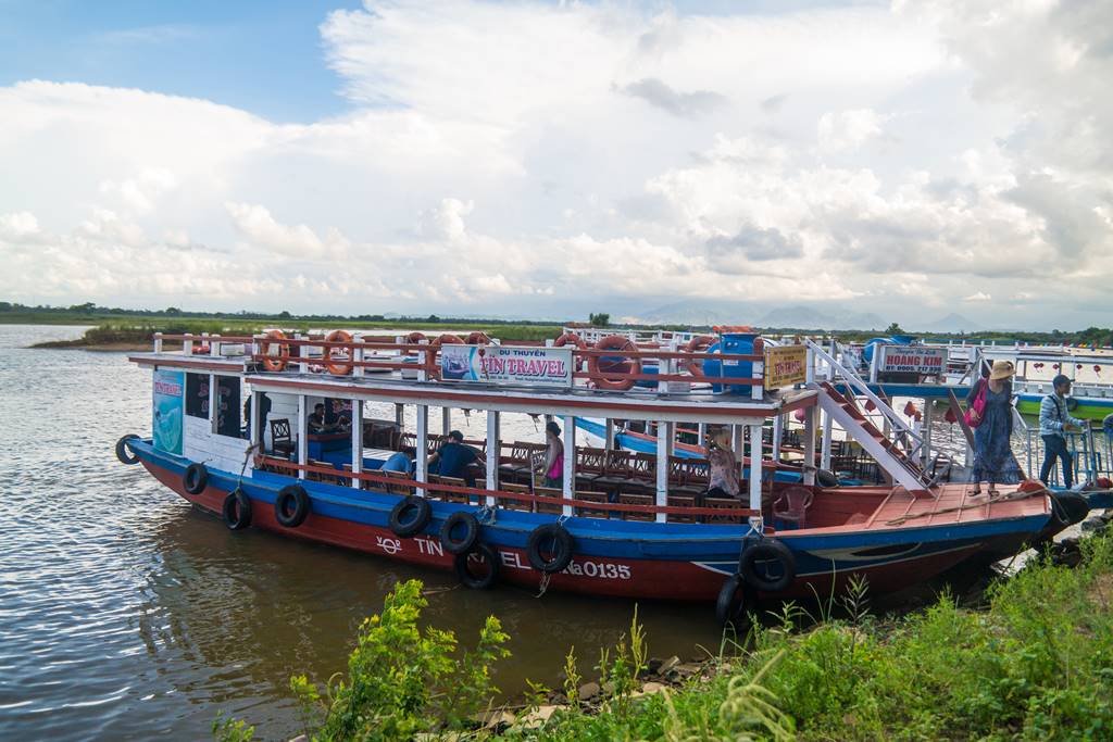 호이안 투몬강을 건너는 배-5267