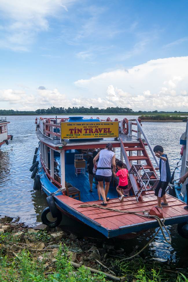 호이안 투몬강을 건너는 배-5267