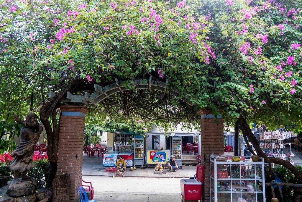 낌봉마을에서 가장 유명한 목공예 장인 안쪽에서 담아 본 부겐빌레아(Bougainvillea) 꽃