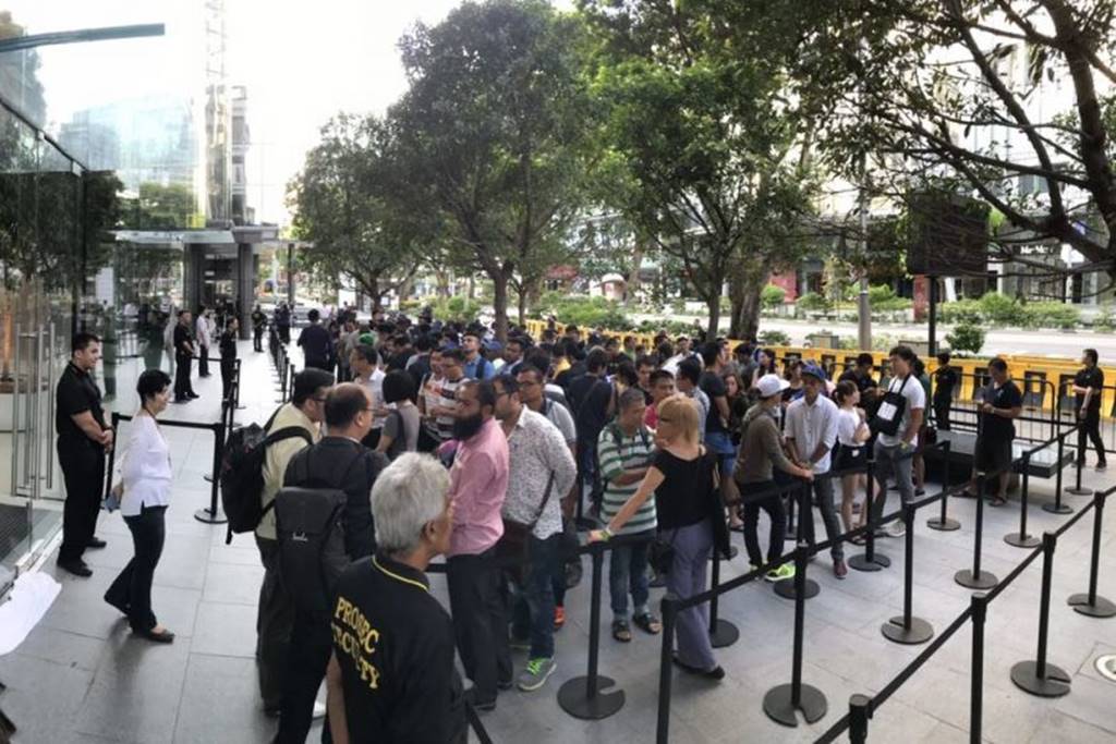 상가폴 애플스토아 앞 많은 사람들이 오픈하기를 기다리고 있다 사진 The Straits Times