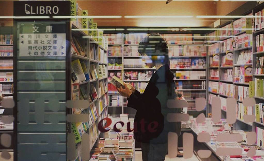 일본 책방에서 책을 읽고 있는 일본 여인 japanese-bookstore
