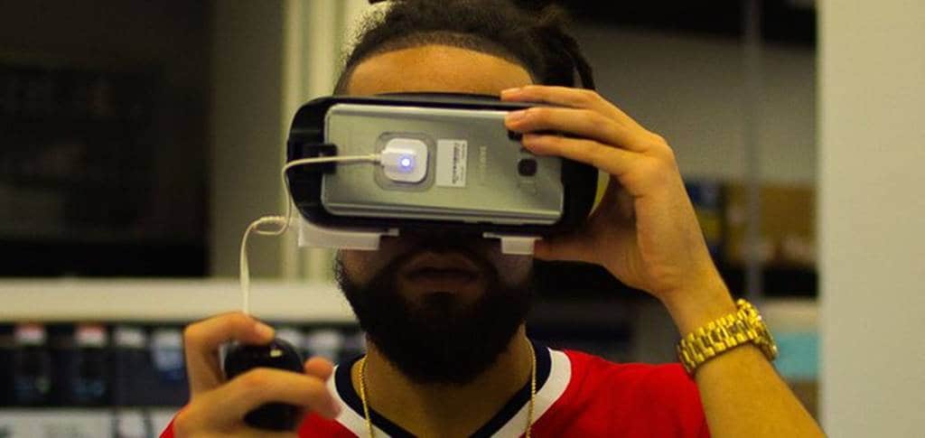 베스트바이에서 제품을 테스트해보는 소비자 이미지 뉴욕타임즈