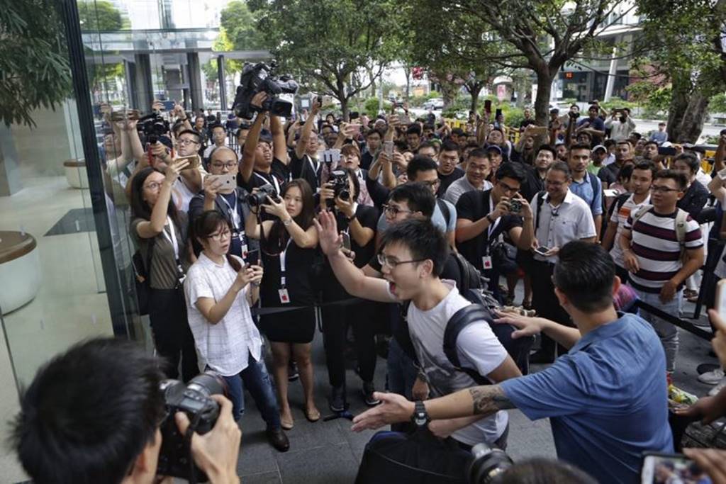 상가폴 애플스토아 앞 오픈 시간이 되어 들얼가고 있다 사진 The Straits Times