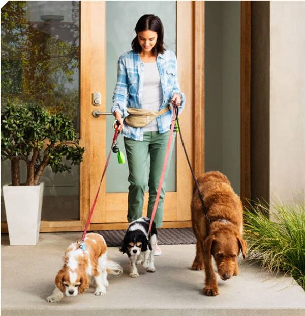 아마존 키 서비스(Amazon key Service) 홍보 영상 이미지001-아마존 키(Amazon Key) 서비스 - 애완견 산책