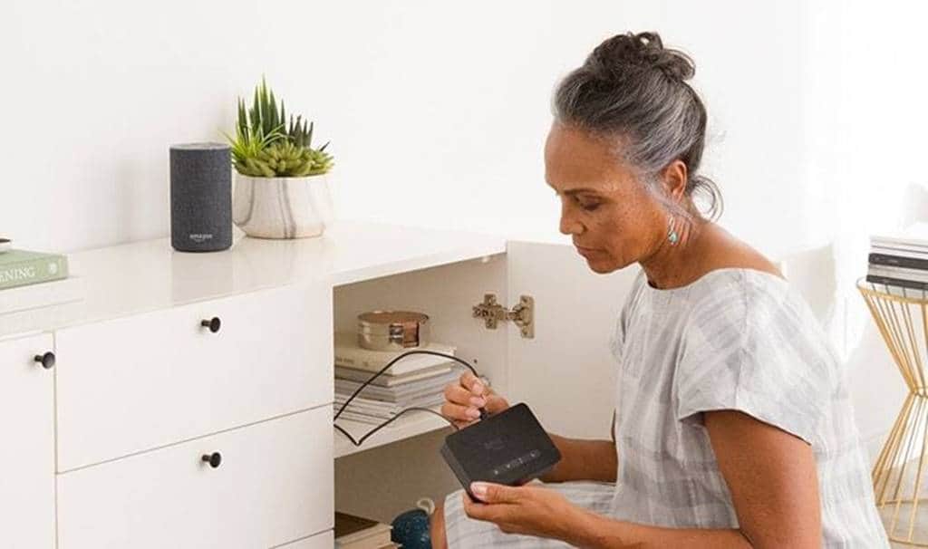 에코 커넥트(Echo Connect)와 유선전화를 연결하는 모습