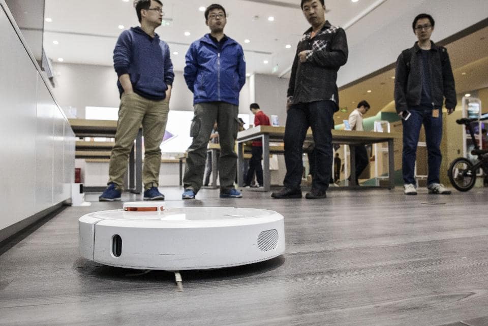 샤오미 매장 Mi Home에서 제품을 보는 소비자들