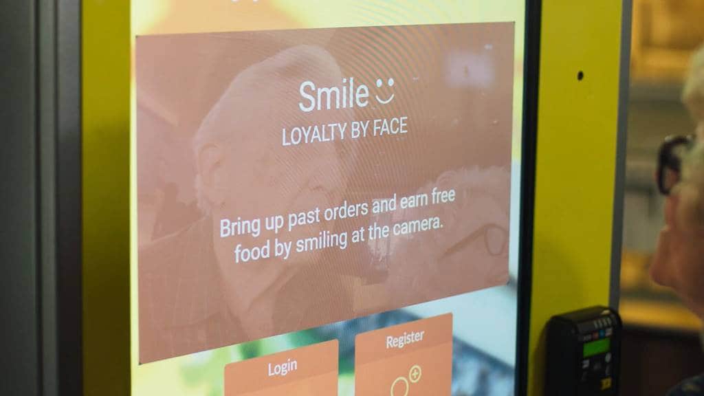 미국 캘리버거의 얼굴 인식 기술 이용 인공지능 키오스크(AI Kiosk)에서 주문 결제 시스템 AI Kiosk.mp4_20171224_175423.712
