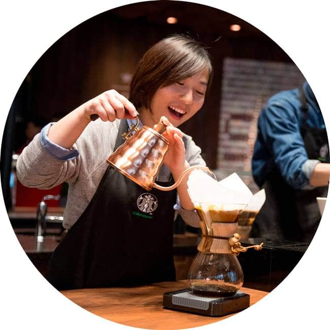 스타벅스 상하이 세계 최대 리저브 로스터리 커피 걸르는 여직원 starbucks shanghai roastery05 원형