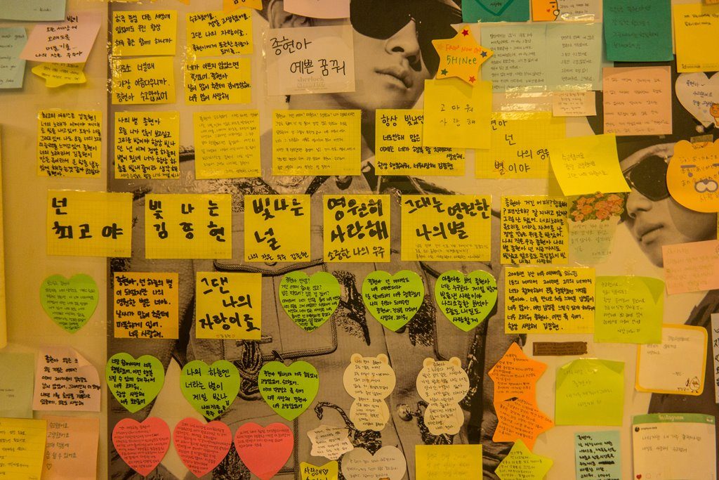 서울 코엑스 SM Town 풍경-0918 종현 추모 메모