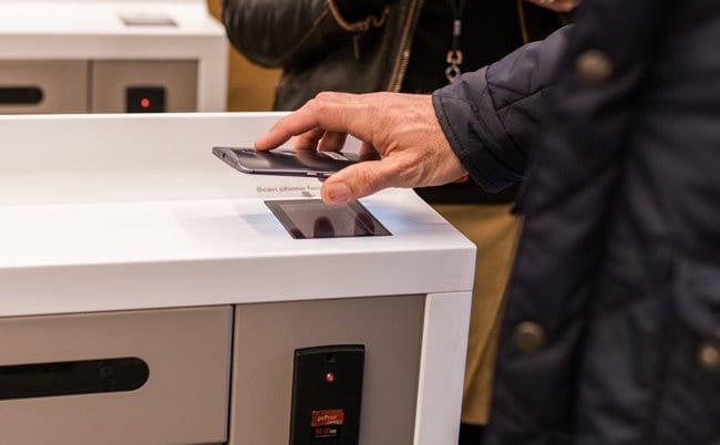 아마존 고(Amazon Go) 입구에서 체크인하는 모습 사진 뉴욕타임즈