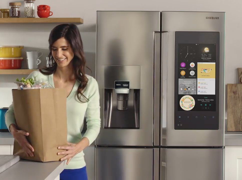 삼성 패밀리허브 Samsung Familuy Hub samsung-fridge-lady