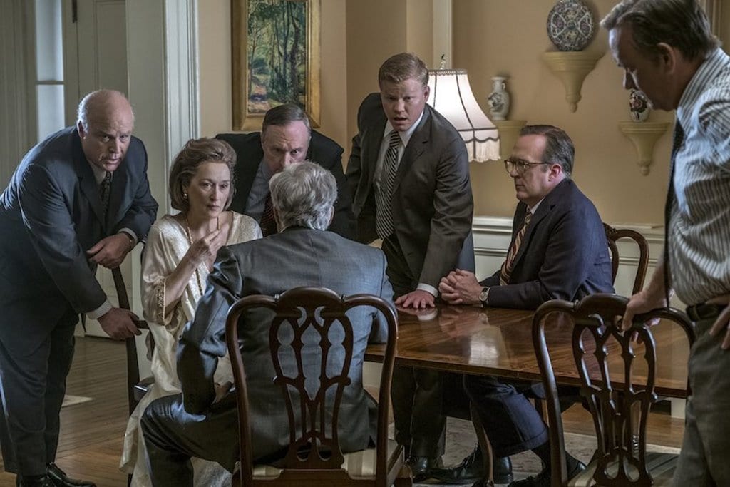 영화 더 포스트(The Post) 메릴 스트립(Meryl Streep)에게 기사를 내지 말아야한다고 설득하는 워싱턴 포스트지 이사들