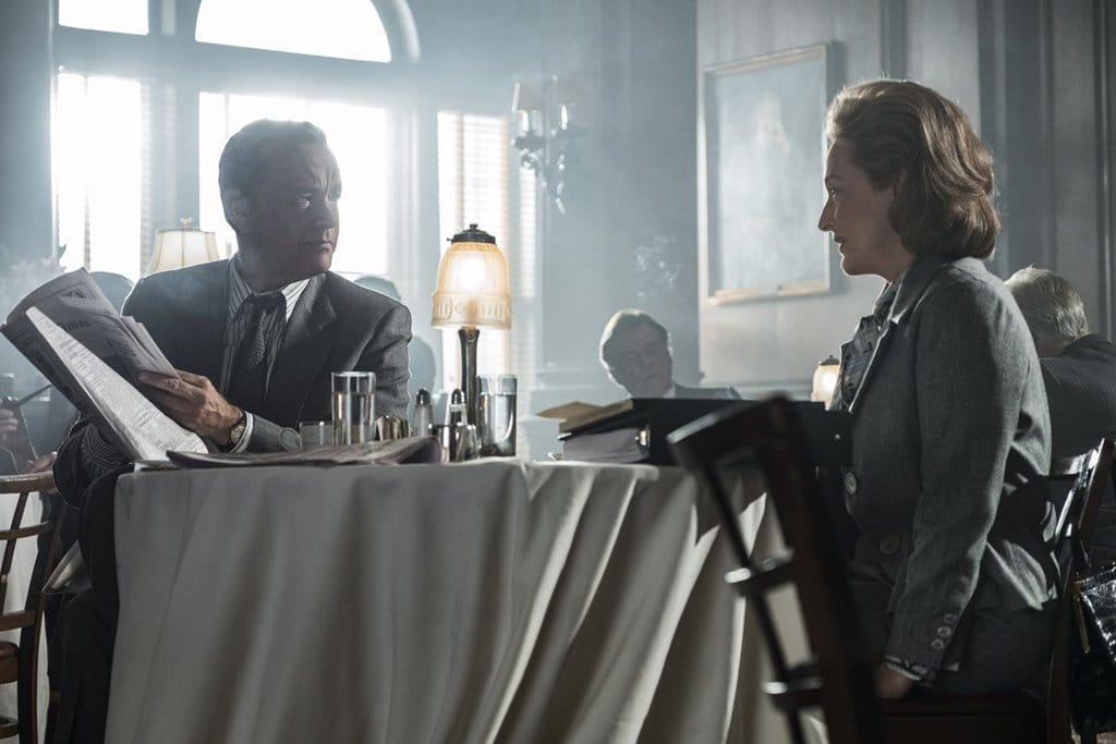 영화 더 포스트(The Post) 조찬을 겹해 논쟁중인 톰 행크스 메릴 스트립02 Tom Hanks and Meryl StreepTom Hanks as Ben Bradlee and Meryl Streep as Kay Graham in The Post