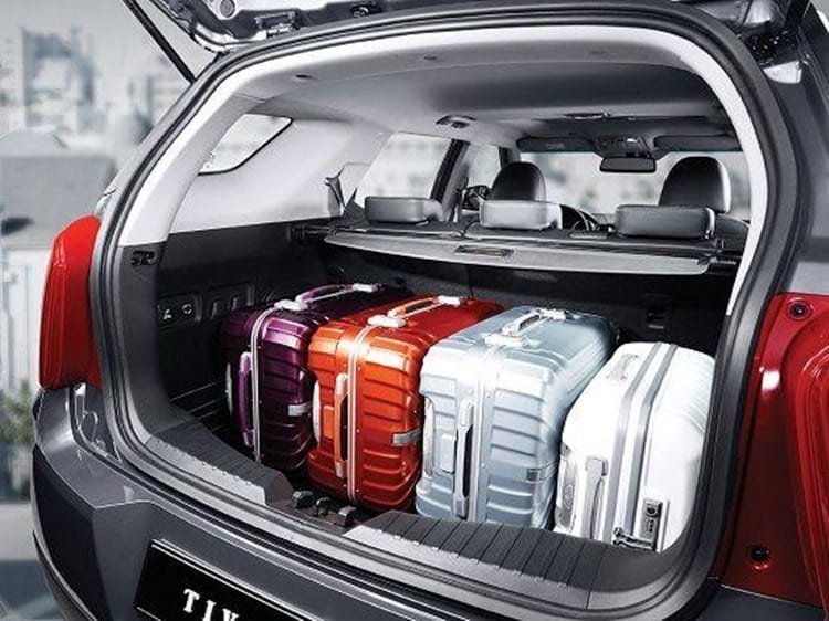망해가던 쌍용차를 살린 티볼리가 알려주는 훌륭한 상품기획의 조건 27 티볼리 트렁크 공간이 넓다는 것을 보여주기 위한 4개의 여행가방
