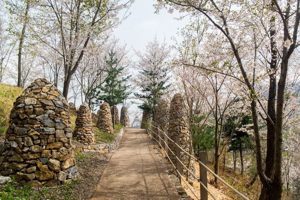 모노레일 1승강장 부분 산책길 돌무덤과 벚꽃이 아름다웠던 곳