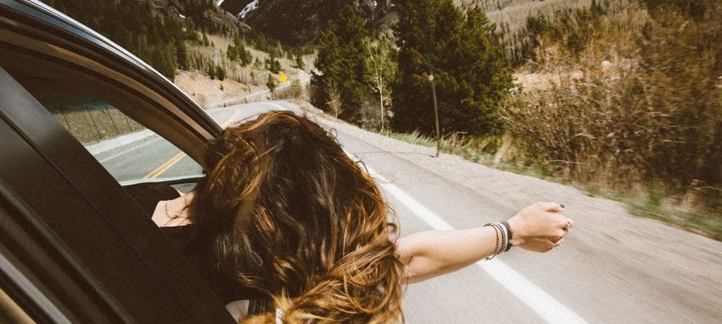 좋아하는 일을 찾는 방법과 좋아하는 일을 하면서 사는 방법 13 드라이빙 교외를 달리며 즐거워하는 여자