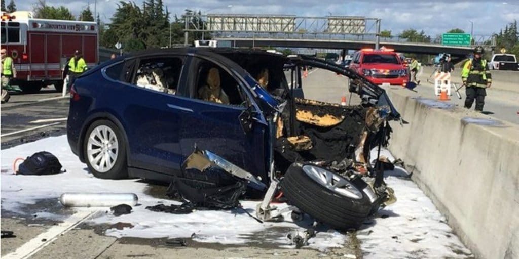 테슬라 모델 X 사고 모습 AP 제공 Tesla Model X car accident