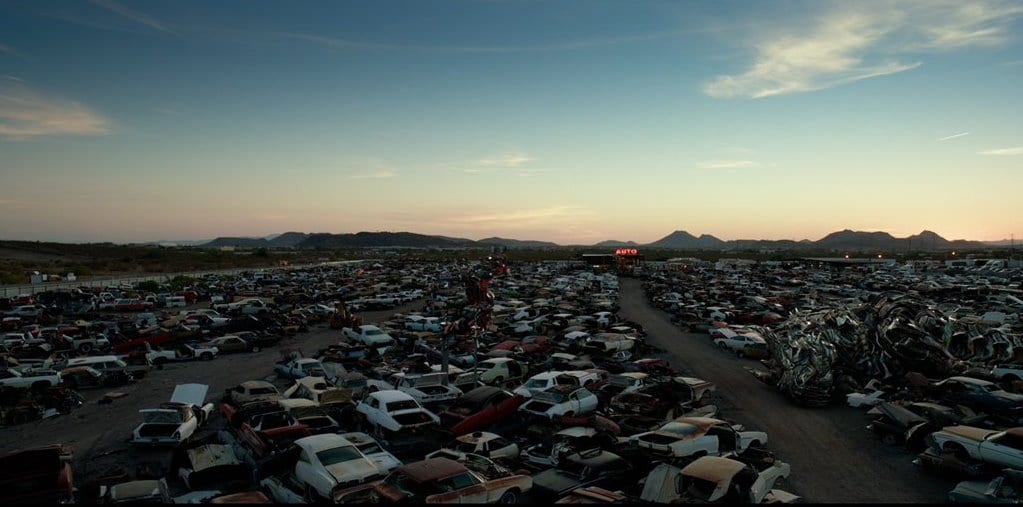 트랜스포머 중 한장면 -  외딴 중고 자동차 판매장  Transformers.The.Last.Knight 2017