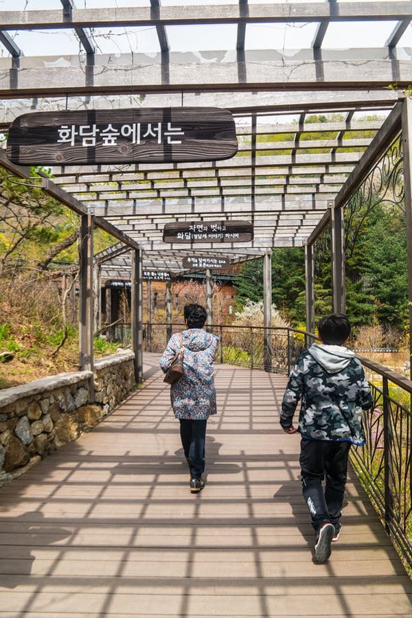 입구를 지난 모노레일 타러가는 길