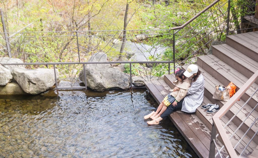 화담숲 물레방아 밑의 발 담그는 쉼터-3766