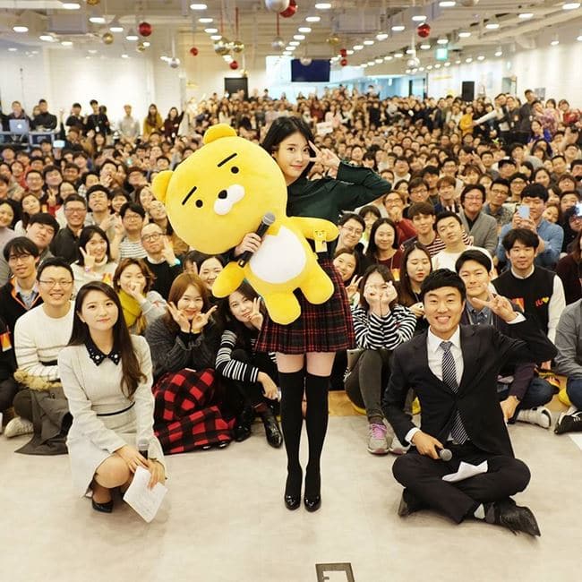 2016년 12월 23일 카카오 연말 환송식 기념사진 아이유 외 임지훈 당시 대표 페이스북