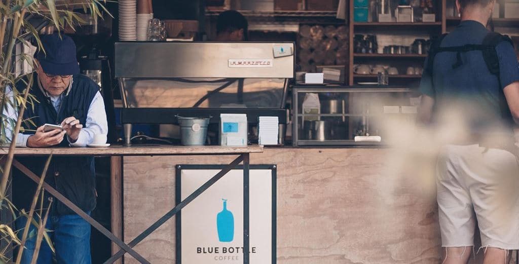 블루보틀에서 커피마시는 풍경 Bluebottle coffee Featured_unsplash