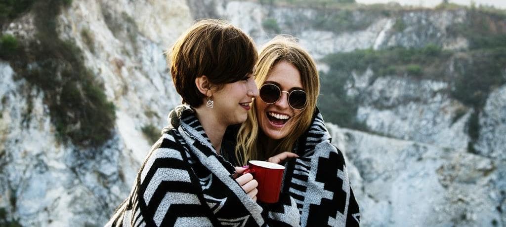 산을 배경으로 커피를 마시는 두 여자 Featured_pixabay