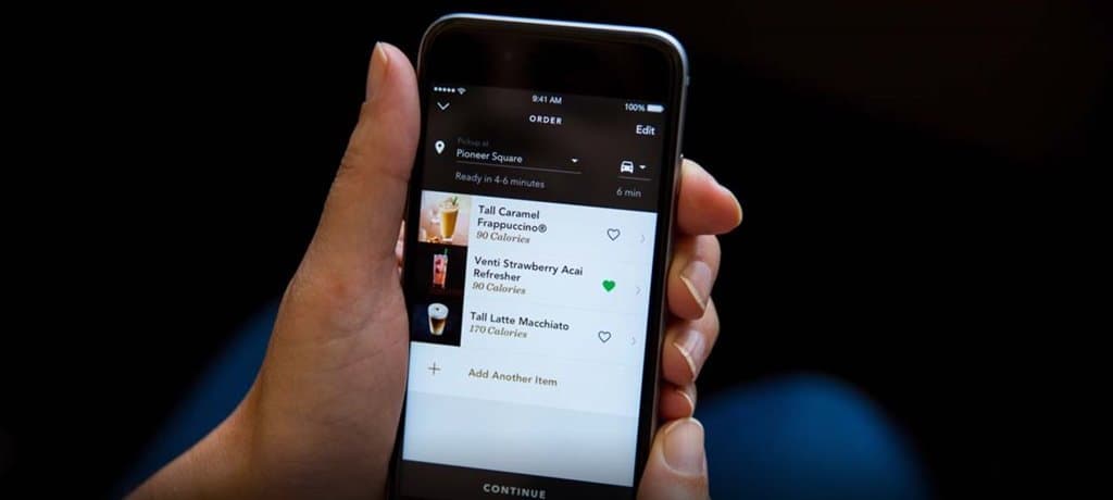 스마트폰에서 스타벅스 음료를 주문하는 모습 이미지 출처-이마케터