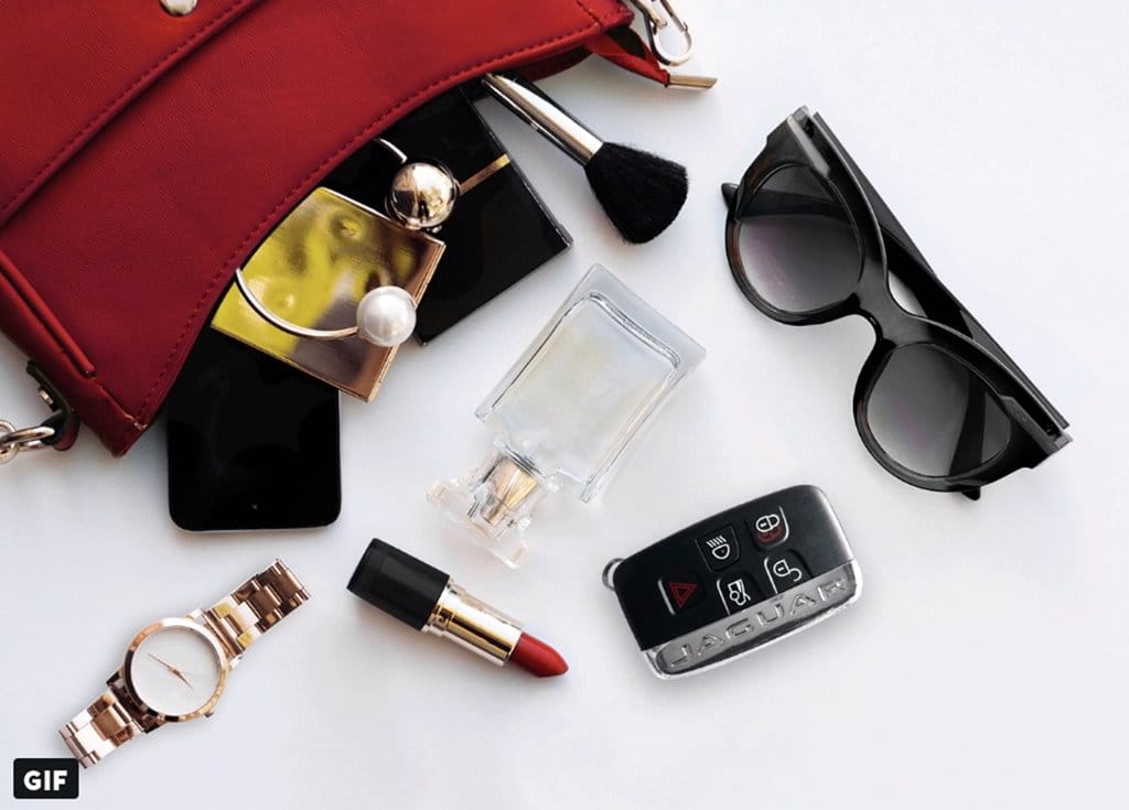 사우디에 여성 운전이 합법화된 후 재규어 광고 Jaguar image advert in Saudi red