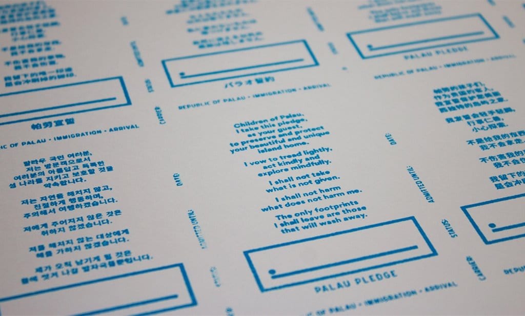 여권에 찍혀 서명케하는 팔라우 서약 도장 한글에서 영어까지 각국의 언어로 준비되어 있다 PALAU PLEDGE STAMP