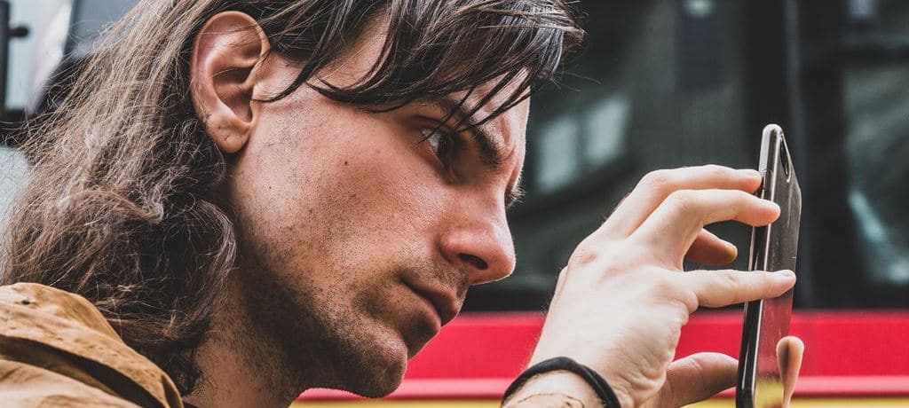 이렇게 폰에 집중할 수 잇을까 폰을 뚫어져라 쳐다보는 남자 