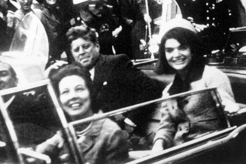 1963년 달라스 연설을 위해 가는 케네디와 퍼스트 레이디 재클린