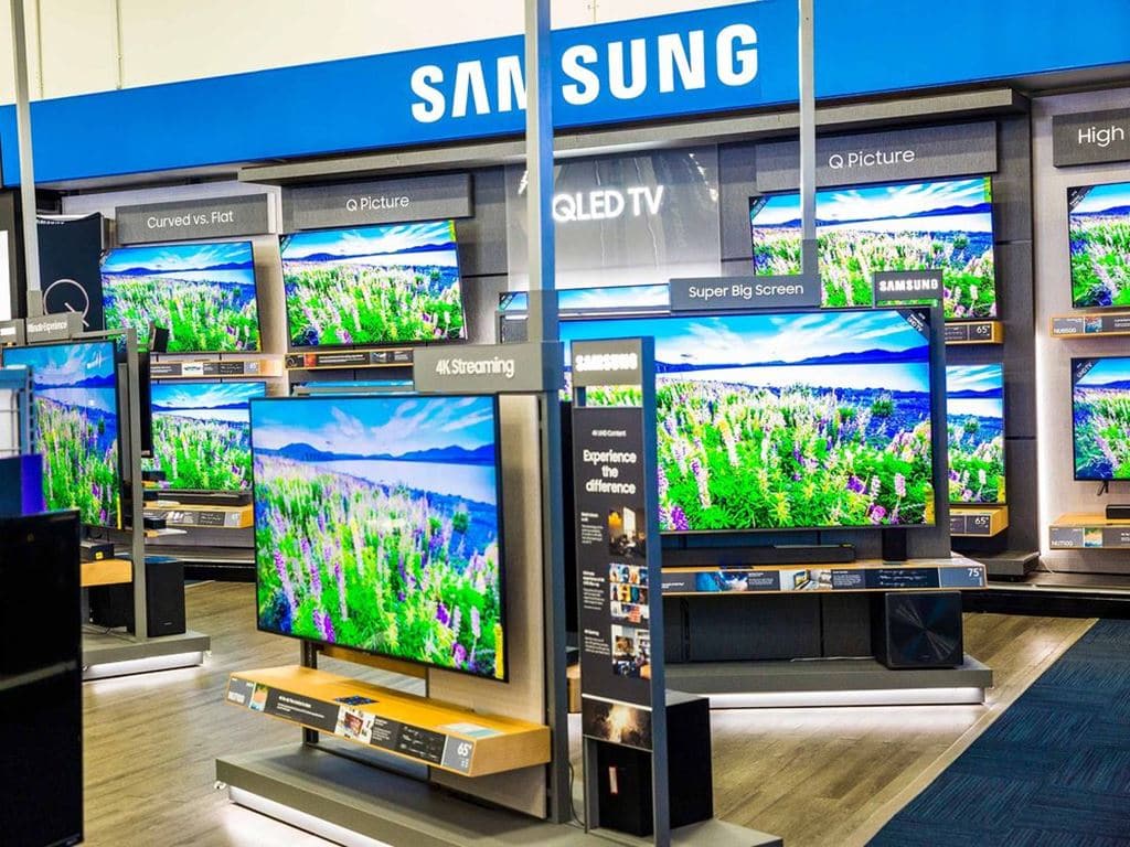 BBY 베스트바이 A Samsung display in Lady Lake, Fla.PHOTOGRAPHER DAVID WILLIAMS FOR BLOOMBERG BUSINESSWEEK