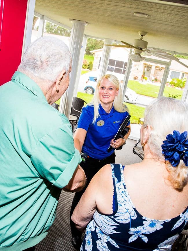 BBY 베스트바이 01 Kordash arrives for an in-home consultation with Jo-Ann and Reg Kaminiecki. PHOTOGRAPHER - DAVID WILLIAMS FOR BLOOMBERG BUSINESSWEEK