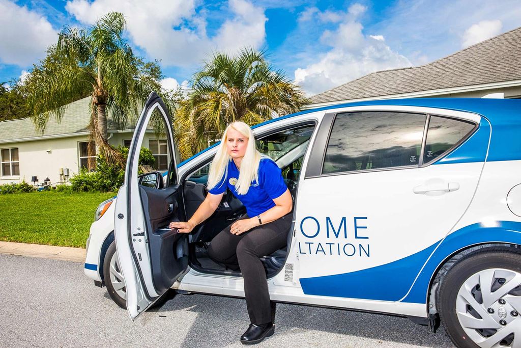 베스트바이 Kordash exits her Prius.PHOTOGRAPHER- DAVID WILLIAMS FOR BLOOMBERG BUSINESSWEEK