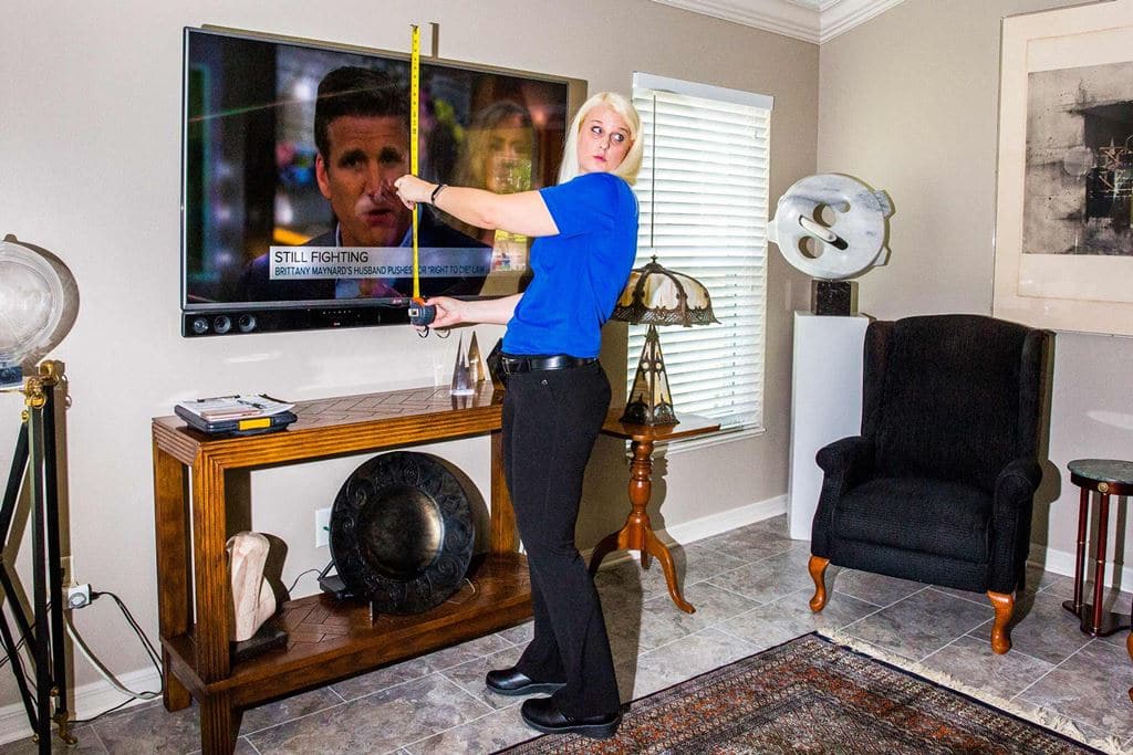 베스트바이 Kordash measures a television.PHOTOGRAPHER - DAVID WILLIAMS FOR BLOOMBERG BUSINESSWEEK