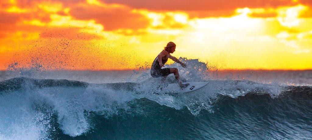 서핑 보드를 타는 여인 surfer_Pixabay_Featured