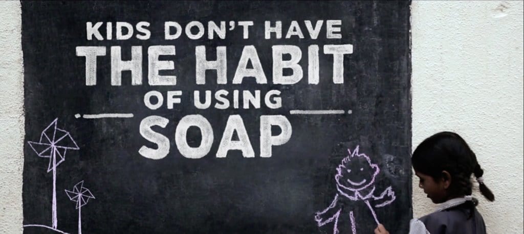 아이들은 비누를 사용하는 법을 모른다는 Healthy Hands Chalk Stick 캠페인 영상 이미지 중 한 장면